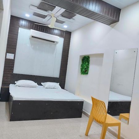 Hotel Crystal Dreams Mathura Exterior foto