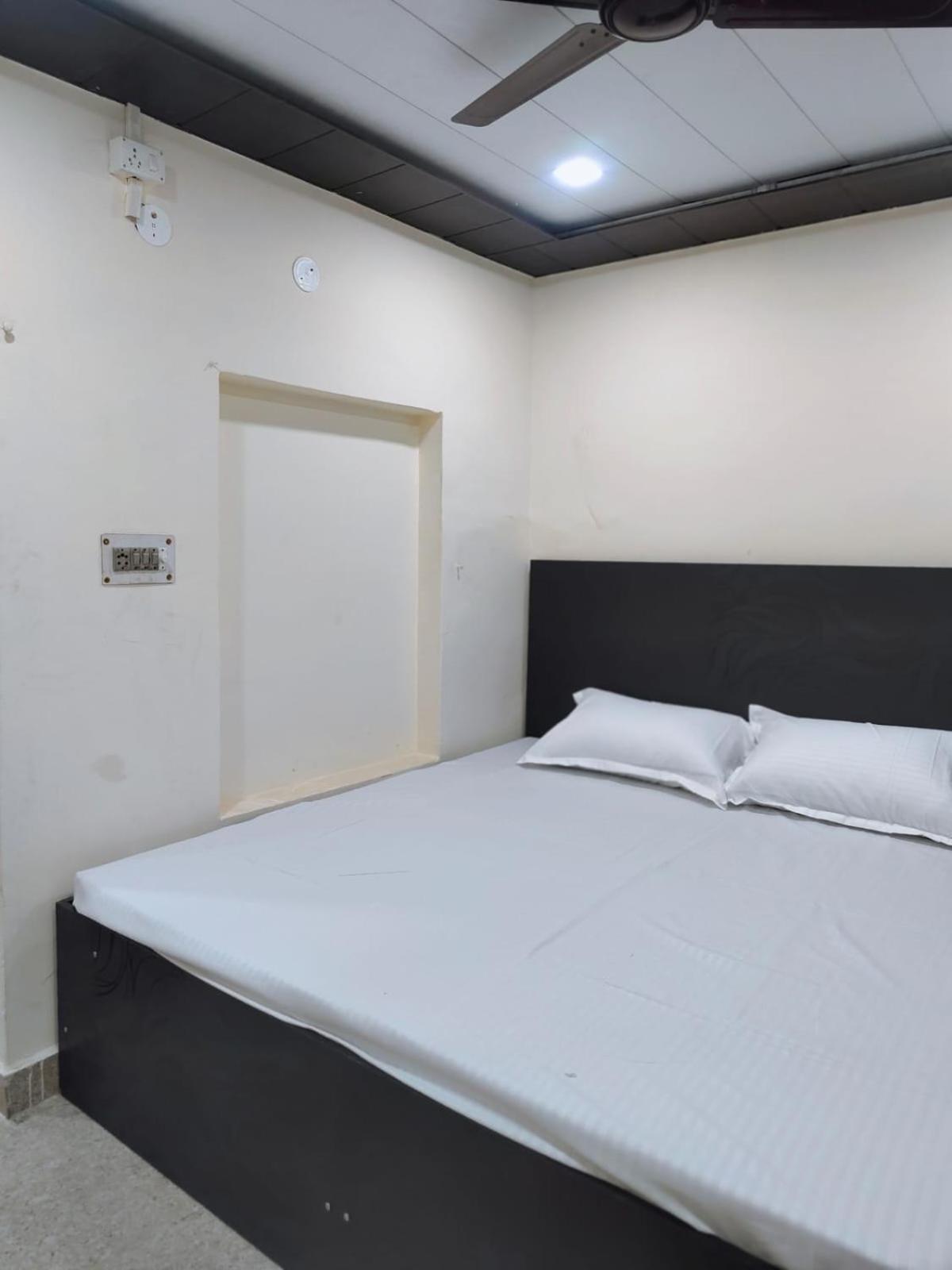 Hotel Crystal Dreams Mathura Exterior foto